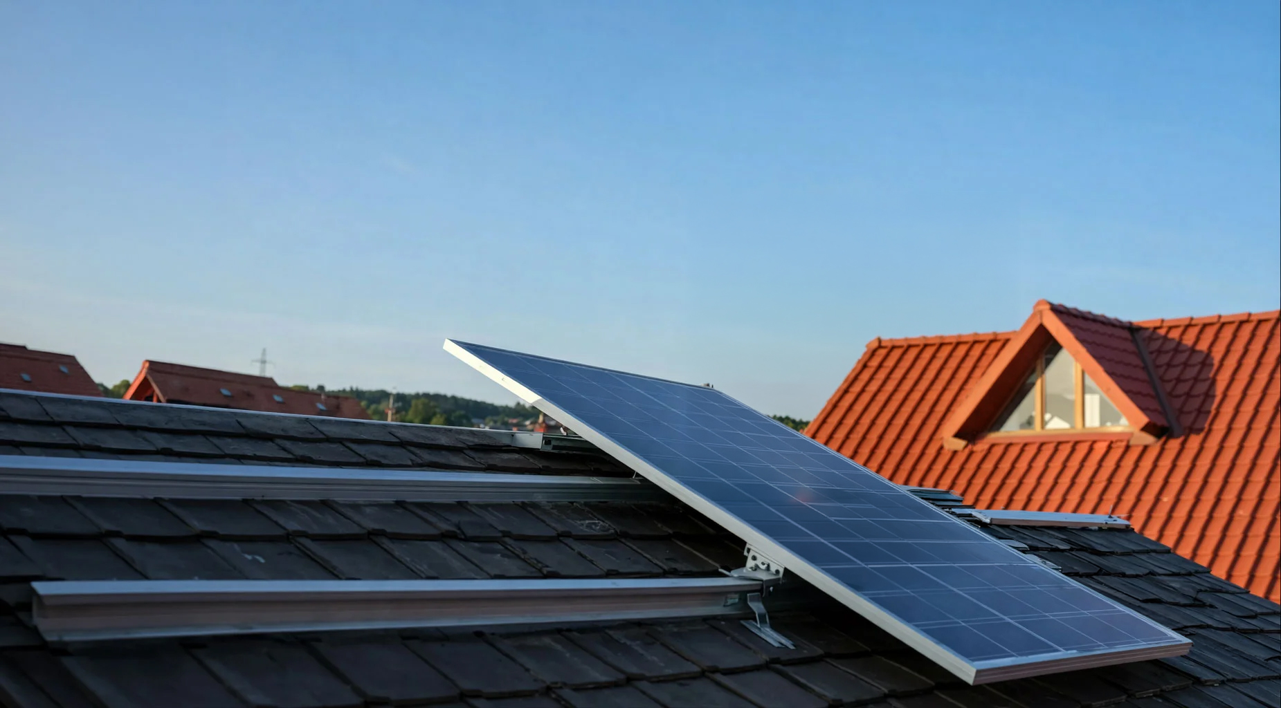 Installiertes Solarmodul auf einem Hausdach bei Sonnenschein, bereit zur Nutzung von Solarenergie.