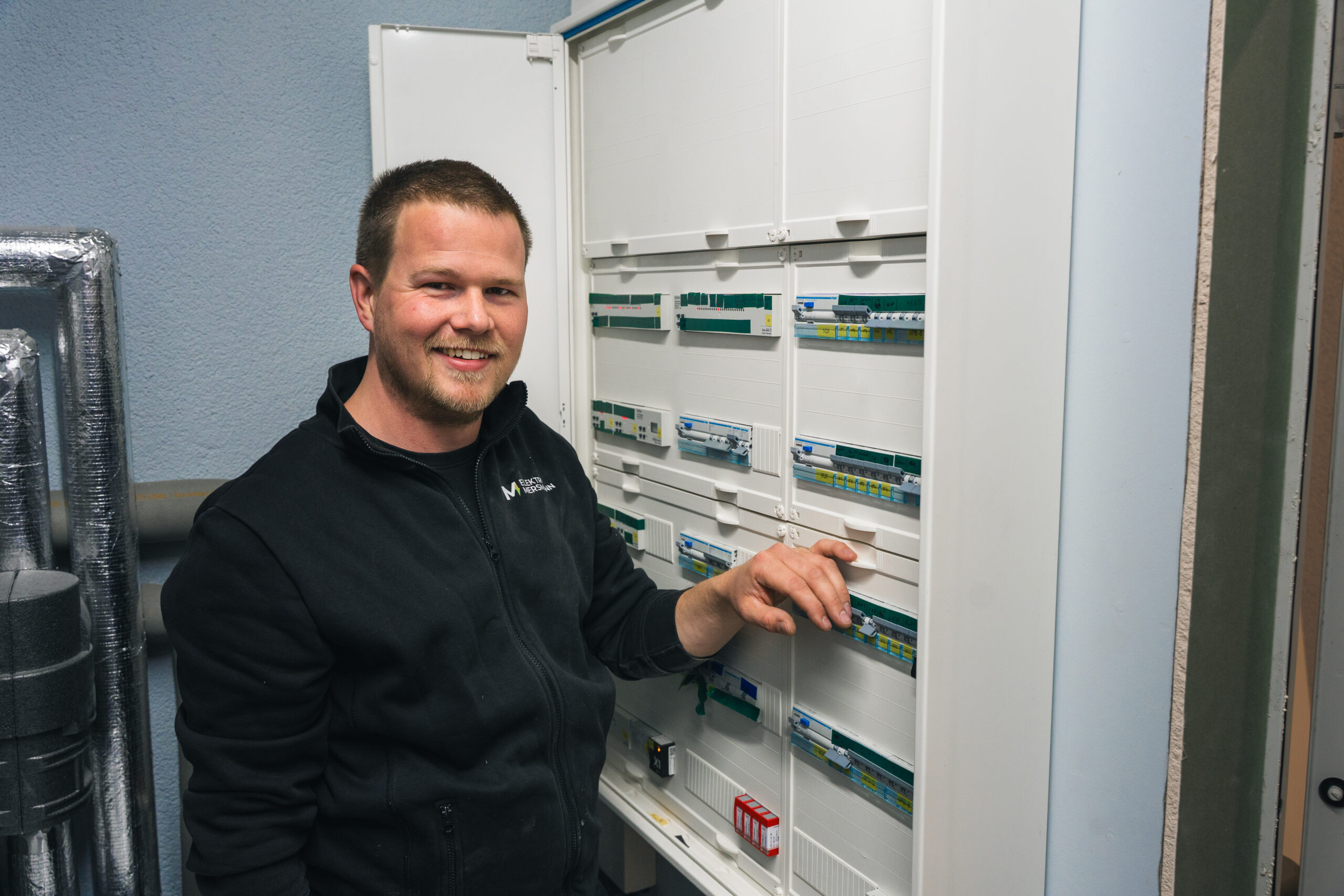 Aaron Mersmann von Elektro Mersmann bei der Elektroinstallation eines Verteilerkastens in Harsewinkel