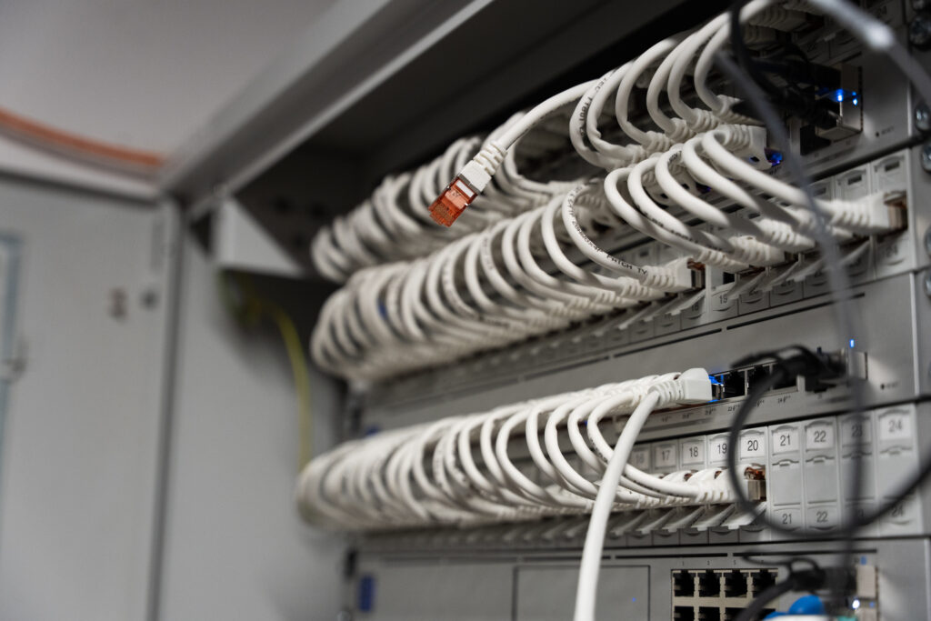 Professionell verkabeltes Patchpanel mit strukturierter Netzwerkverkabelung – installiert von Elektro Mersmann aus Harsewinkel