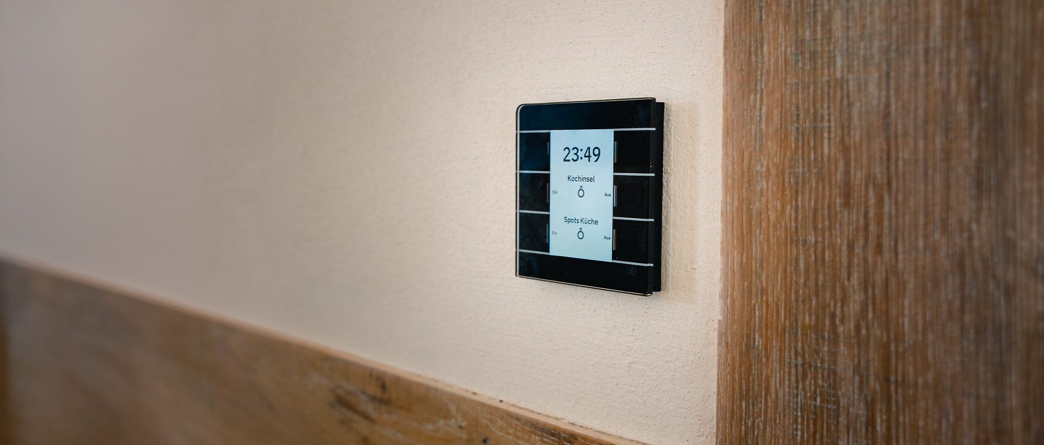KNX Glastaster zur Steuerung von Kochinsel und Küchenspots an der Wand – Smart Home Installation von Elektro Mersmann aus Harsewinkel