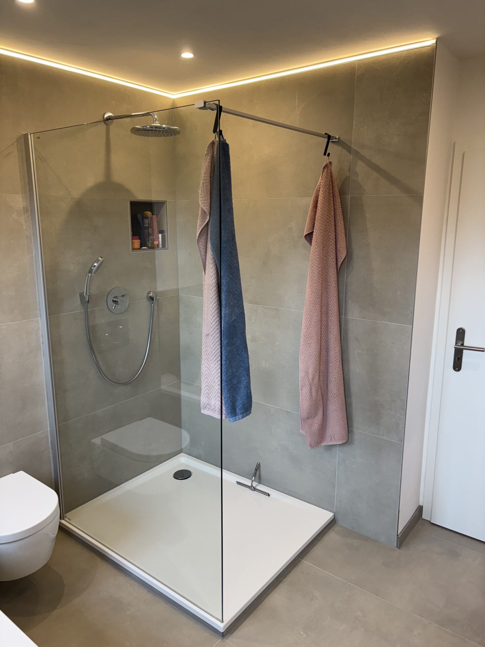 Fertig gefliestes Badezimmer – Referenz von Fliesen Stückemann Bielefeld