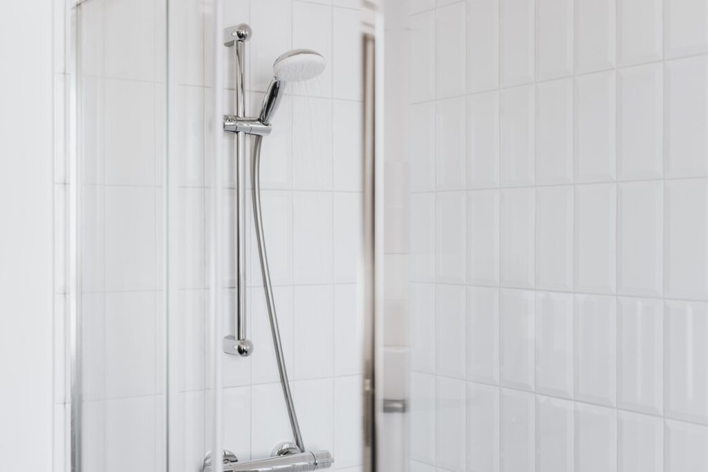 Modernes Badezimmer mit hochwertigen Fliesen – Bielefeld