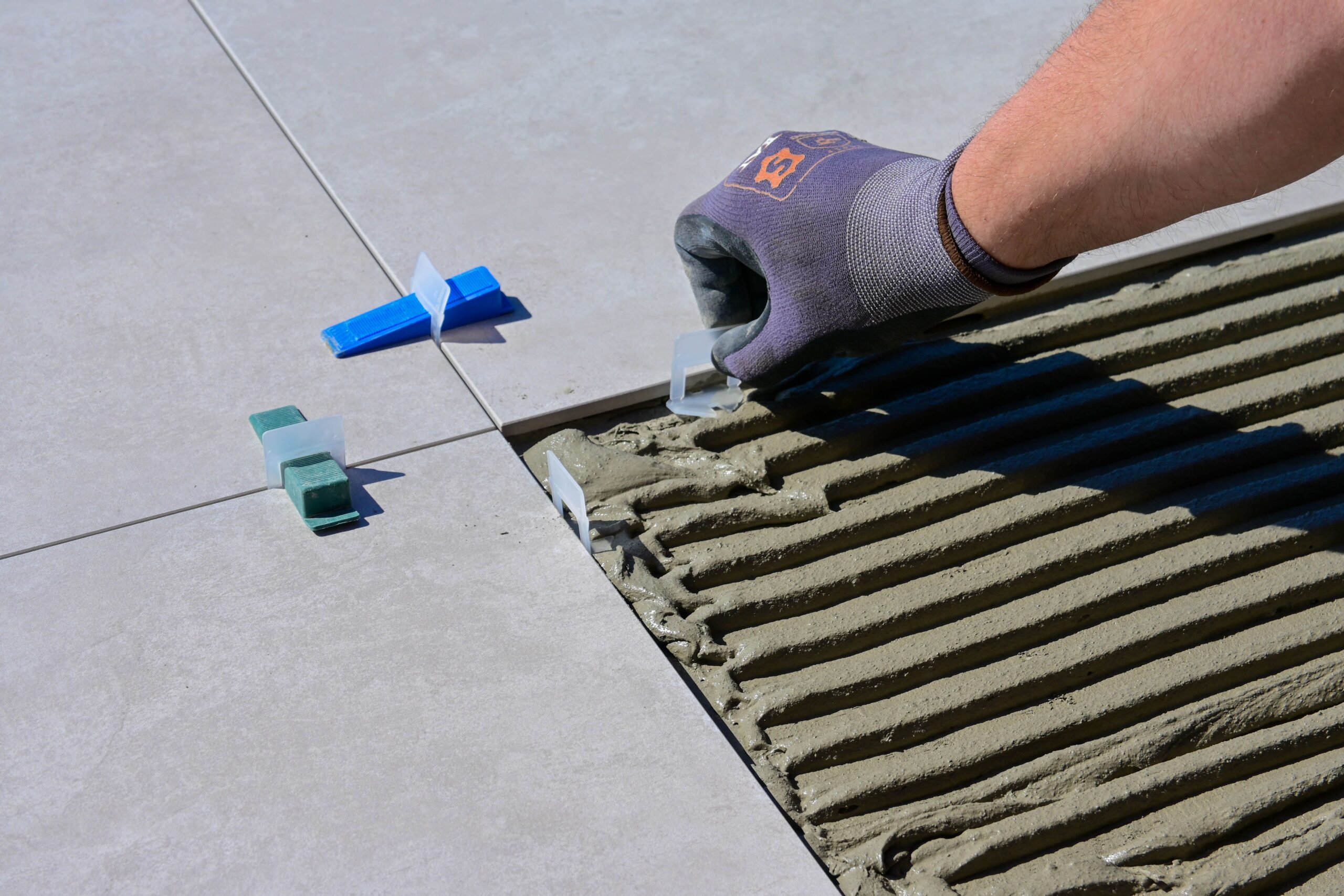 Handwerker bei Renovierungsarbeiten – Fliesenleger Bielefeld