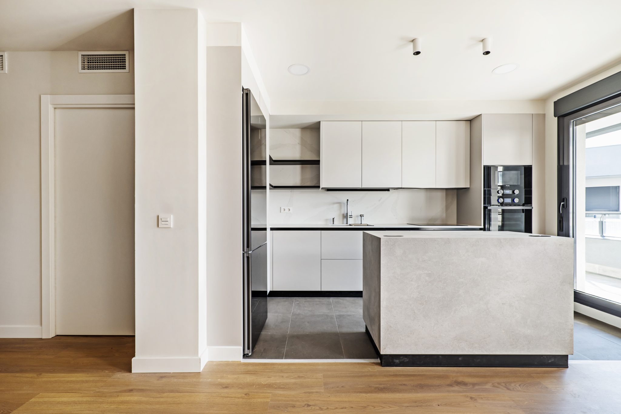 Modern verlegter Bodenbelag im Wohnzimmer – Fliesenleger Bielefeld